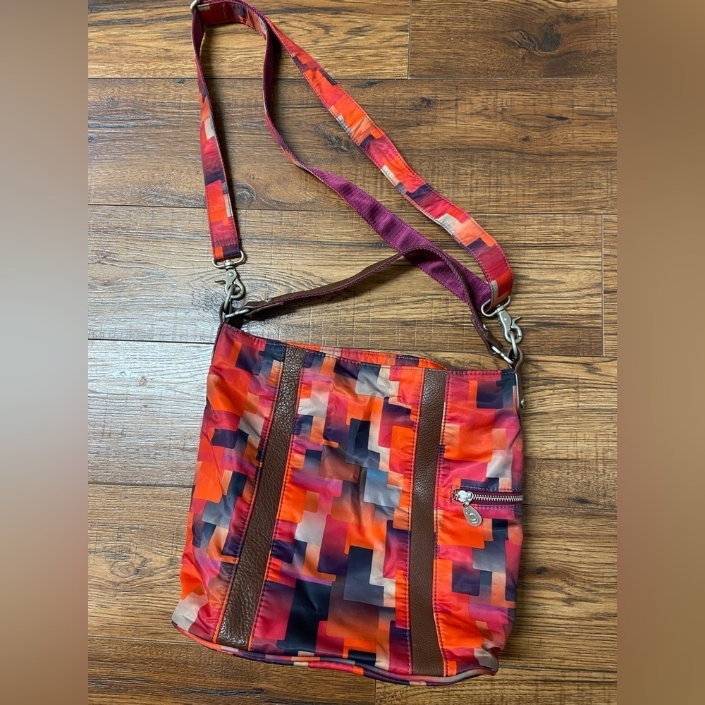 baggallini Paige Bucket Crossbody Geometric Colorful Bright Leather Strap Purse